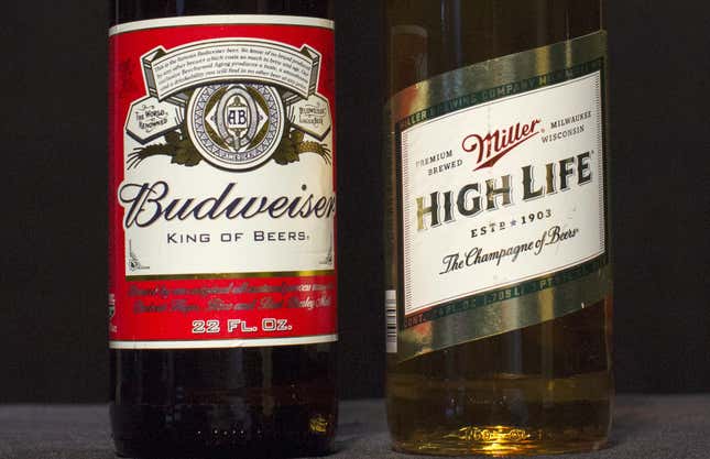 Uma garrafa de Budweiser ao lado de uma garrafa de Miller High Life